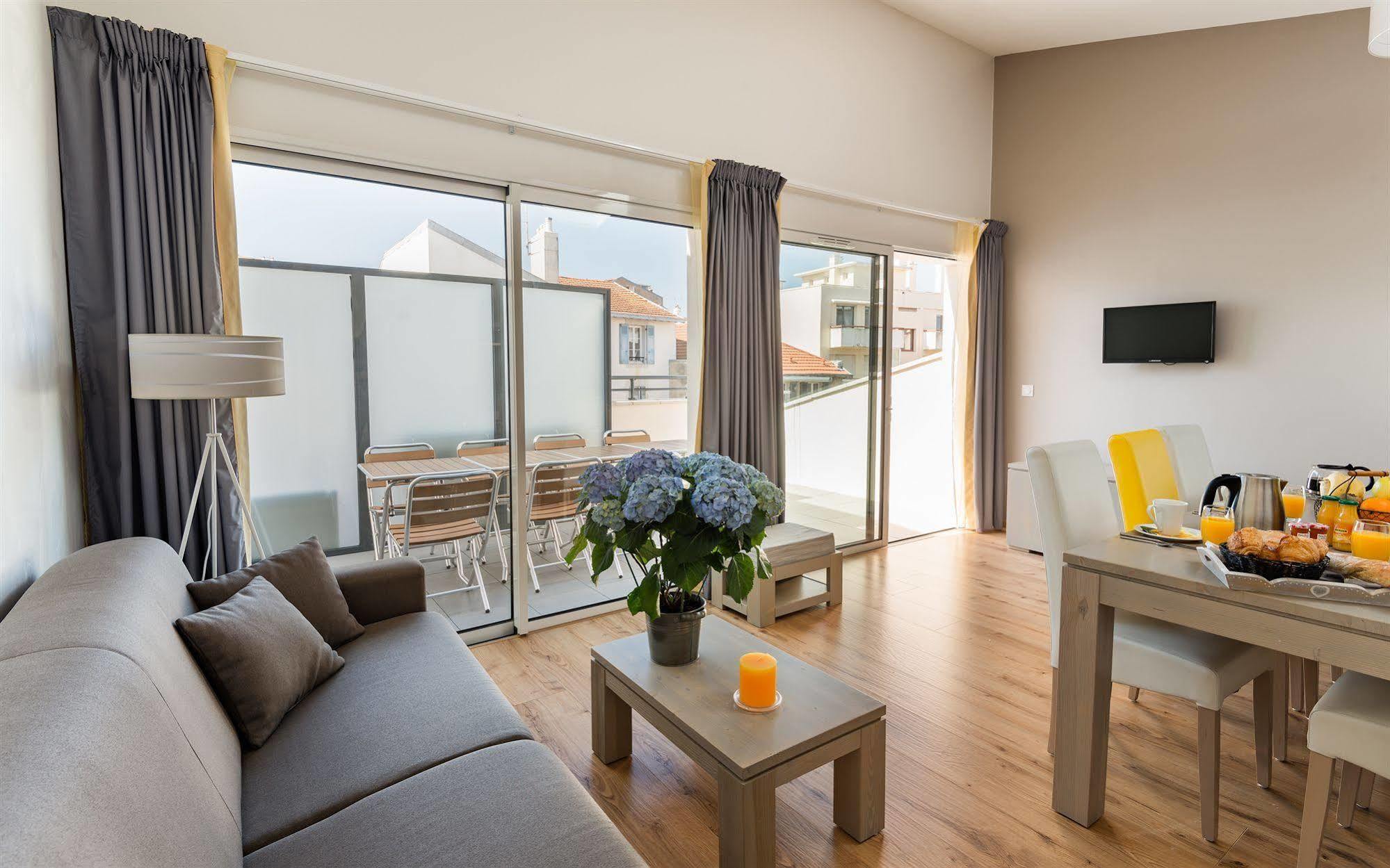 Lagrange Vacances Les Patios Eugenie Биариц Екстериор снимка